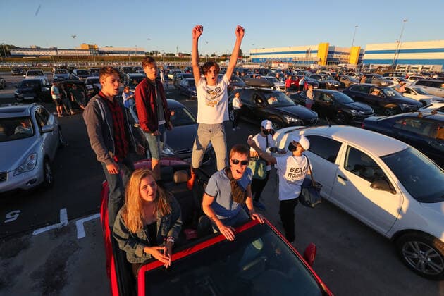 ST PETERSBURG, RUSSIA - JUNE 28, 2020: People attend a drive-in concert in support of doctors at the Osinovaya Roshcha logistics park. Peter Kovalev TASS  TS0DE6D3
