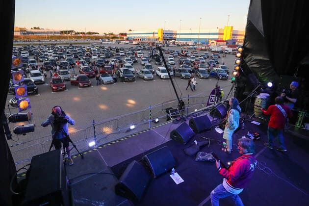 ST PETERSBURG, RUSSIA - JUNE 28, 2020: Members of the Russian rock band Chizh & Co perform during a drive-in concert in support of doctors at the Osinovaya Roshcha logistics park. Peter Kovalev TASS  TS0DE6D6
