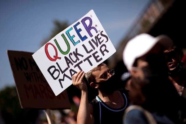 Christopher Street Day Berlin DEU, Deutschland, Germany, Berlin, 27.06.2020 Teilnehmer mit Schild Queer Black Lives Matter in Unterstuetzung der Black Lives Matter Bewegung auf der schwul-lesbischen Gedenkparade Christopher Street Day CSD Parade unter dem Motto Berlin Pride Save our Community Save Our Pride in Berlin. Der Marsch fand aufgrund der Corona-Pandemie in reduzierter Form statt und stand auch unter dem Einfluss der Black Lives Matter Bewegung. Participants with sign Queer Black Lives Matter in support of the Black Lives Matter movement at the Berlin s annual Christopher Street Day CSD Pride parade in Berlin. Gays and lesbians all around the world are celebrating the Christopher Street Day gay and lesbian pride parade despite the