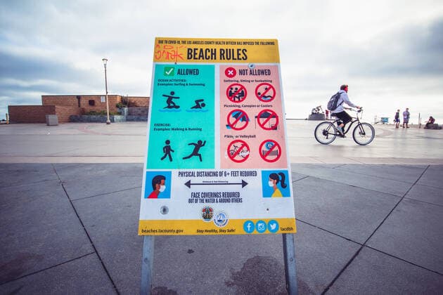 Corona Crisis in the USA Sign with rules how to behave during Corona on the beach of Hermosa, Los Angeles