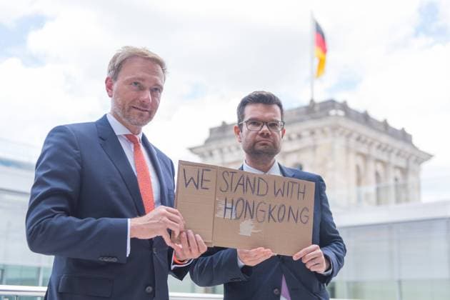 News Themen der Woche KW27 Bilder des Jahres 2020, News 06 Juni News Bilder des Tages Berlin, Pressekonferenz FDP Fraktion Deutschland, Berlin - 30.06.2020: Im Bild ist Christian Lindner (Bundesvorsitzender FDP) und Marco Buschmann (FDP) vor der Pressekonferenz der Fraktion mit einem WE STAND WITH HONGKONG Schild im deutschen Bundestag zu sehen. Berlin Bundestag Berlin Deutschland *** Berlin, Press Conference FDP Faction Germany, Berlin 30 06 2020 In the picture Christian Lindner Federal Chairman FDP and Marco Buschmann FDP can be seen with a WE STAND WITH HONGKONG sign in the German Bundestag before the press conference of the Faction Berlin Bundestag Berlin Germany