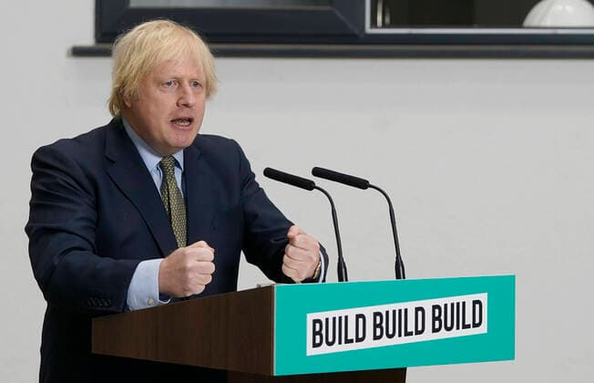 Bilder des Jahres 2020, News 06 Juni News Bilder des Tages (200630) -- DUDLEY (BRITAIN), June 30, 2020 (Xinhua) -- British Prime Minister Boris Johnson delivers a speech at Dudley College of Technology in Dudley, Britain, on June 30, 2020. Boris Johnson on Tuesday announced a 5-billion-pound (about 6.2-billion-U.S. dollar) plan to fuel economic recovery in the wake of the coronavirus crisis. (Andrew Parsons No 10 Downing Street Handout via Xinhua) BRITAIN-DUDLEY-PM-5-BLN-POUND PLAN-ECONOMIC RECOVERY 