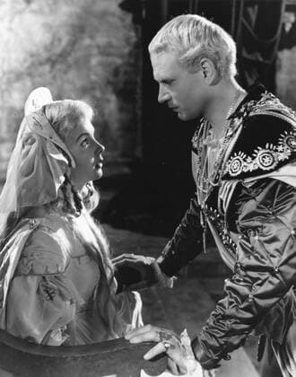 OSCARS. Bester Hauptdarsteller. Preisträger 1941-1950 HAMLET LAURENCE OLIVIER AS HAMLET AND JEAN SIMMONS AS OPHELIA A RANK FILM COPYRIGHT CARLTON INTERNATIONAL Date: 1948. Strictly editorial use only in conjunction with the promotion of the film. Credit line mandatory. This image is copyright of the film company and is supplied under the terms of issue as film still. No commercial or book cover use permitted without prior consent from the film company.  Mandatory credit line: Image courtesy Ronald Grant Archive Mary Evans