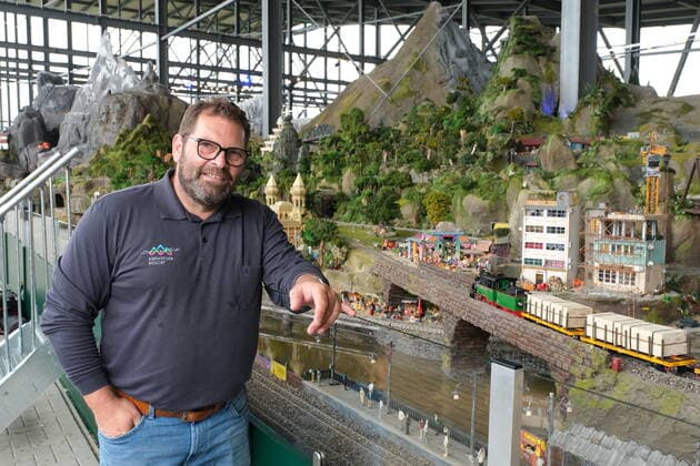 Snow Dome Modellbau Welten Bispingen Managing Director Frank Blin in the India section The largest model railway in the world, with 12,000 square metres of space, opened today in Bispingen, with 20 kilometres of laid tracks as well as 500 tr