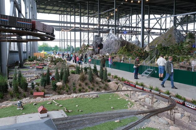 Snow Dome Modellbau Welten Bispingen The largest model railway in the world opened today in Bispingen with 12,000 square metres of space. With 20 kilometres of track laid, 500 trains and 50 theme worlds, Modellbau Welten set a new world record of 11 million euros.