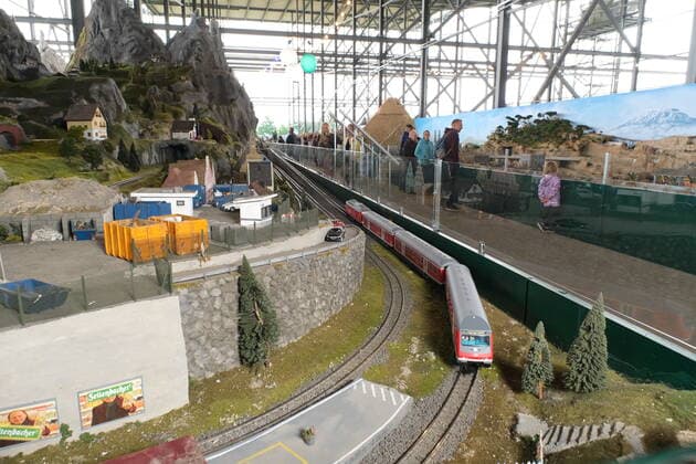 Snow Dome Modellbau Welten Bispingen The Bavaria section The worlds largest model railway, with 12,000 square meters of space, opened today in Bispingen, with 20 kilometers of laid tracks as well as 500 trains and 50 theme worlds, the Modellbau Welten set a new world