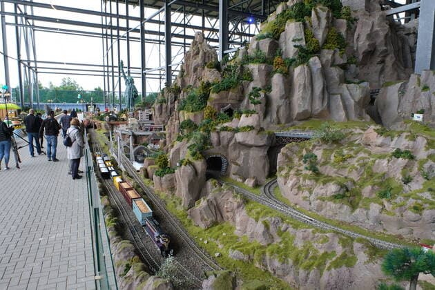 Snow Dome Modellbau Welten Bispingen The largest model railway in the world opened today in Bispingen with 12,000 square metres of space. With 20 kilometres of track laid, 500 trains and 50 theme worlds, Modellbau Welten set a new world record of 11 million euros.