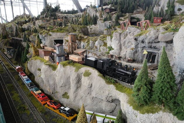 Snow Dome Modellbau Welten Bispingen Canada, here freight trains travel through the mountains The largest model railway in the world, with 12,000 square meters of space, opened today in Bispingen, with 20 kilometers of laid tracks as well as