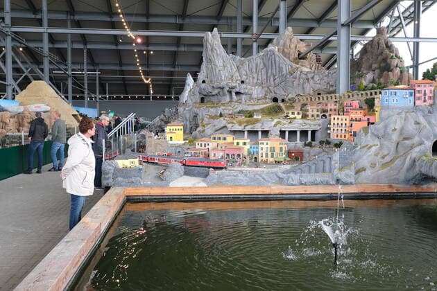 Snow Dome Modellbau Welten Bispingen Visitors at the Italy section The largest model railway in the world opened today in Bispingen, with 12,000 square metres of space. With 20 kilometres of laid tracks, 500 trains and 50 theme worlds, the Modellbau Welten s