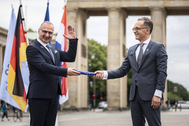 Bilder des Jahres 2020, News 07 Juli News Themen der Woche KW27 News Bilder des Tages Heiko Maas (R), Bundesaussenminister, und Goran Grlic Radman (L), Aussenminister von Kroatien, aufgenommen im Rahmen der symbolischen Staffelstabuebergabe der EU-Ratspraesidentschaft vor dem Brandenburger Tor in Berlin, 01.07.2020. Nachdem Kroatien in der ersten Haelfte des Jahres 2020 die Ratspraesidentschaft inne hatte, uebernimmt Deutschland bis Ende des Jahres dieses Amt. Berlin Germany *** Heiko Maas R , Federal Minister for Foreign Affairs, and Goran Grlic Radman L , Foreign Minister of Croatia, recorded during the symbolic baton change of the EU Council Presidency in front of the Brandenburg Gate in Berlin, 01 07 2020 After Croatia held the Council Presidency in the first half of 2020, Germany will take over this office until the en Copyright: xFlorianxGaertner photothek.netx