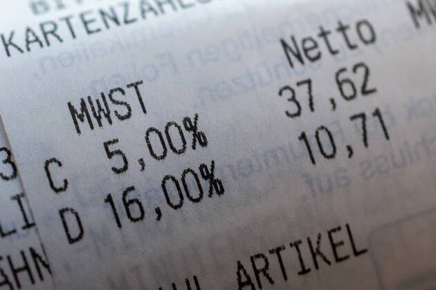 News Bilder des Tages Kassenbon mit Angabe der vom 01. Juli 2020 für ein halbes Jahr gültigen Mehrwertsteuer von 16 Prozent und ermäßigt 5 Prozent. Deutschland *** Receipt stating the value added tax of 16 percent and reduced 5 percent valid for half a year from 01 July 2020 Germany
