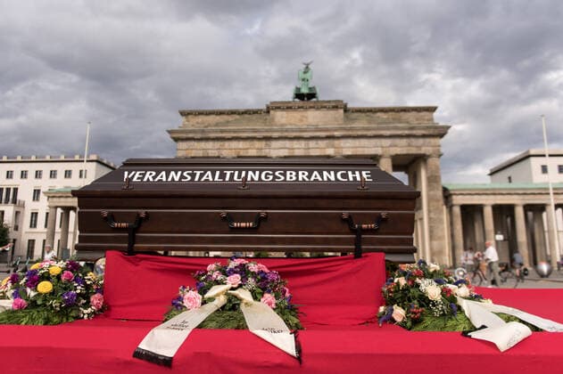 Bilder des Jahres 2020, News 07 Juli News Themen der Woche KW27 Entertainment Bilder des Tages Berlin, Demonstration der Veranstaltungsbranche Deutschland, Berlin - 01.07.2020: Im Bild ist ein Sarg mit der Aufschrift Veranstaltungsbranche vor dem Brandenburger Tor zu sehen. Berlin Berlin Deutschland *** Berlin, Demonstration of the Event Industry Germany, Berlin 01 07 2020 The picture shows a coffin with the inscription Event Industry in front of the Brandenburg Gate Berlin Berlin Germany