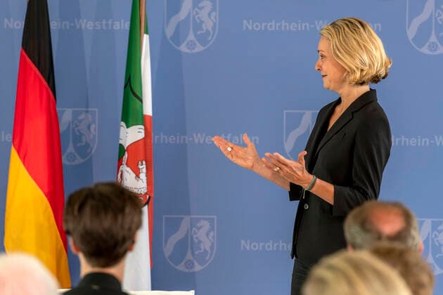Verleihung des Landesverdienstordens Nordrhein-Westfalen am 01. Juli 2020 in Düsseldorf. Im Bild die Kommunikationswissenschaftlerin, ehemalige Staatssekretärin für Medien sowie NRW-Regierungssprecherin Prof. Dr. Miriam Meckel während der Laudatio zur Ordensverleihung durch NRW-Ministerpräsident Armin Kaschet. Meckel war Herausgeberin der Wirtschaftswoche und ist Mitglied der Deutschen Gesellschaft für Publizistik und Kommunikationswissenschaft. Sie engagiert sich ehrenamtlich im Hospiz eines Krankenhauses. Anlässlich des siebzigsten Geburtstages der Landesverfassung Nordrhein-Westfalens zeichnete NRW-Ministerpräsident Armin Laschet zehn Persönlichkeiten mit dem Verdienstorden des Landes für ihre Verdienste um das Gemeinwohl des Landes aus.
