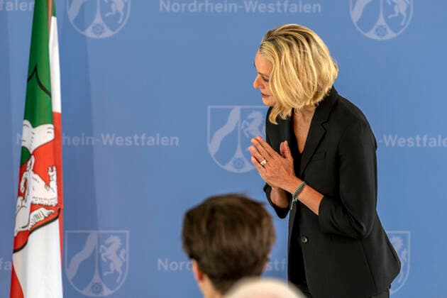 Verleihung des Landesverdienstordens Nordrhein-Westfalen am 01. Juli 2020 in Düsseldorf. Im Bild die Kommunikationswissenschaftlerin, ehemalige Staatssekretärin für Medien sowie NRW-Regierungssprecherin Prof. Dr. Miriam Meckel während der Laudatio zur Ordensverleihung durch NRW-Ministerpräsident Armin Kaschet. Meckel war Herausgeberin der Wirtschaftswoche und ist Mitglied der Deutschen Gesellschaft für Publizistik und Kommunikationswissenschaft. Sie engagiert sich ehrenamtlich im Hospiz eines Krankenhauses. Anlässlich des siebzigsten Geburtstages der Landesverfassung Nordrhein-Westfalens zeichnete NRW-Ministerpräsident Armin Laschet zehn Persönlichkeiten mit dem Verdienstorden des Landes für ihre Verdienste um das Gemeinwohl des Landes aus.