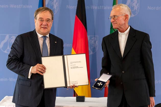 Award of the Order of Merit of North Rhine-Westphalia on July 1, 2020 in Düsseldorf Pastor Franz Meurer on the right receives the order from NRW