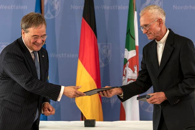 Award of the Order of Merit of North Rhine-Westphalia on July 1, 2020 in Düsseldorf Pastor Franz Meurer on the right receives the order from NRW