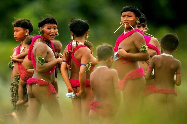 Bilder des Jahres 2020, News 07 Juli News Themen der Woche KW27 News Bilder des Tages Members of the Yanomami people in the Surucucu region, Alto Alegre municipality, Roraima state, Brazil, 01 July 2020. The coronavirus has entered the largest indigenous land in Brazil and threatens the historical guardians of the Amazon. After centuries of fighting, the Yanomami people are now facing a silent enemy who has already killed at least four members of their ethnic group, including three babies. Protected by an infinite blanket of dense vegetation that covers the states of Roraima, bordering Venezuela, and Amazonas (north), the Yanomami villages are located deep in the Amazon jungle, in an area of nine million hectares - a surface similar to that of Austria - with just 28,000 inhabitants. Brazil tries to contain the coronavirus  Copyright: xJoedsonxAlvesx AME9965 20200701-637292368122823152