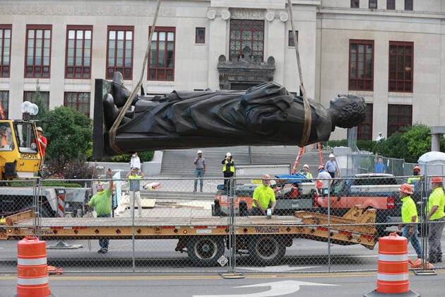 Bilder des Jahres 2020, News 07 Juli News Themen der Woche KW27 News Bilder des Tages July 1, 2020, Columbus, Ohio, USA: Workers remove the Christopher Columbus statue on the Broad Street side of Columbus City Hall Wednesday. The city says it will be replaced with a different statue or artwork that reflects diversity. A city news releaase said it will be placed in safekeeping at a secure city facility. The Christopher Columbus statue was a gift from the people of Genoa, Italy, in 1955. Columbus USA - ZUMAm67_ 20200701_zaf_m67_006 Copyright: xDoralxChenowethx