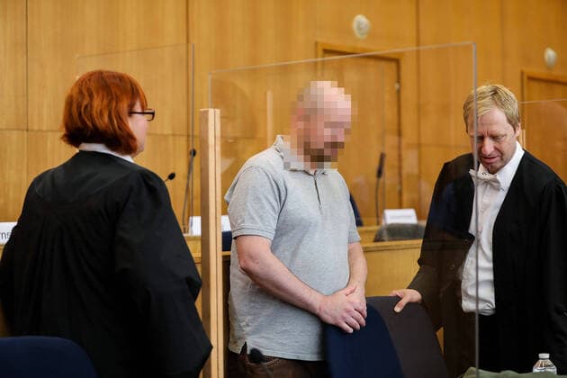 Bilder des Jahres 2020, News 07 Juli News Themen der Woche KW27 02.07.2020, xmkx, Justiz, Prozess gegen Stephan Ernst und Markus H. wegen des Mordes an Walter Luebcke v.l. Angeklagter Markus H., Anwaelte Foto: Moritz Kegler Foto Scheiber Pool, Frankfurt am Main Hessen Deutschland (DE) Oberlandesgericht *** 02 07 2020, xmkx, Justice, Trial against Stephan Ernst and Markus H for the murder of Walter Luebcke v l Defendant Markus H , Lawyers Photo Moritz Kegler Photo Scheiber Pool, Frankfurt am Main Hesse Germany DE Higher Regional Court