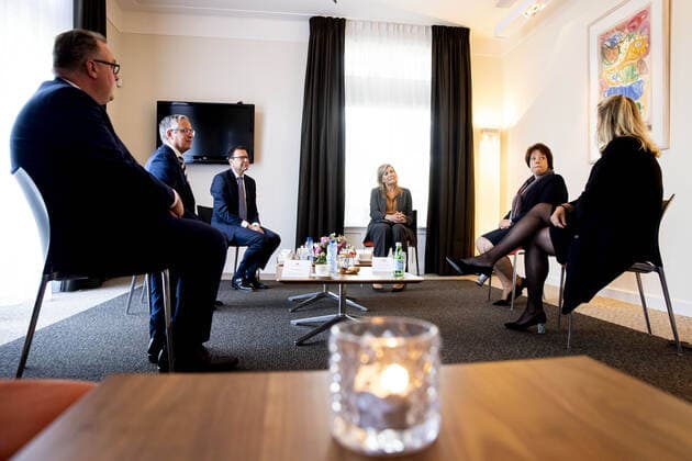 02-07-2020 Queen Máxima visited, in the context of the impact of the corona pandemic on the funeral industry, funeral home Engelen & Spoor Funeral Services in The Hague The outbreak of COVID-19 has drastically changed the work in the funeral industry.  Copyright: xxPPE pool v.d.xWerf vanxKatwijkx