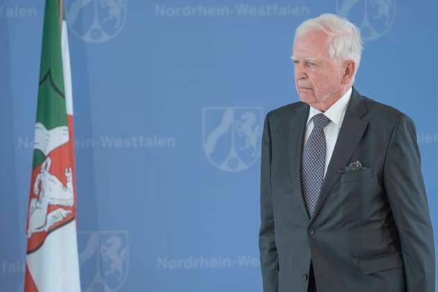Prof. Harald Zur Hausen, Wald-Michelbach (Hessen): Prof. Harald zur Hausen wurde im Oktober 2008 für die Entwicklung eines Impfstoffes zur Vorbeugung von Gebärmutterhalskrebs mit dem Nobelpreis für Medizin ausgezeichnet. Der gebürtige Gelsenkirchener ist bis heute auf dem Gebiet der Krebsforschung aktiv. Düsseldorf Staatskanzlei des Landes Nordrhe Nordrhein-Westfalen Deutschland *** Prof Harald Zur Hausen, Wald Michelbach Hessen Prof Harald zur Hausen was awarded the Nobel Prize for Medicine in October 2008 for the development of a vaccine to prevent cervical cancer Born in Gelsenkirchen, he is still active in the field of cancer research Düsseldorf State Chancellery of the State of North Rhine North Rhine-Westphalia Germany