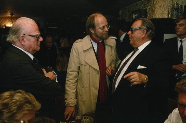 Werner Höfer, Franz Xaver Ohnesorg und Ben Wisch 80er Jahre - Der deutscher Journalist, Fernsehmoderator und Fernsehdirektor des Westdeutschen Rundfunks Werner Höfer mit dem deutschen Musikmanager Franz Xaver Ohnesorg und dem deutschen Politiker Hans-Jürgen Wischnewski (Ben Wisch) (v. l. n. r.) Keipe Keule Köln 80er Jahre, Köln Nordrhein-Westfalen Deutschland *** Werner Höfer, Franz Xaver Ohnesorg and Ben Wisch 80s The German journalist, television presenter and television director of Westdeutscher Rundfunk Werner Höfer with the German music manager Franz Xaver Ohnesorg and the German politician Hans Jürgen Wischnewski Ben Wisch v l n r Keipe Keule Cologne 80s, Cologne North Rhine-Westphalia Germany Copyright: ZIKxImages UnitedArchives00006679 EDITORIAL USE ONLY