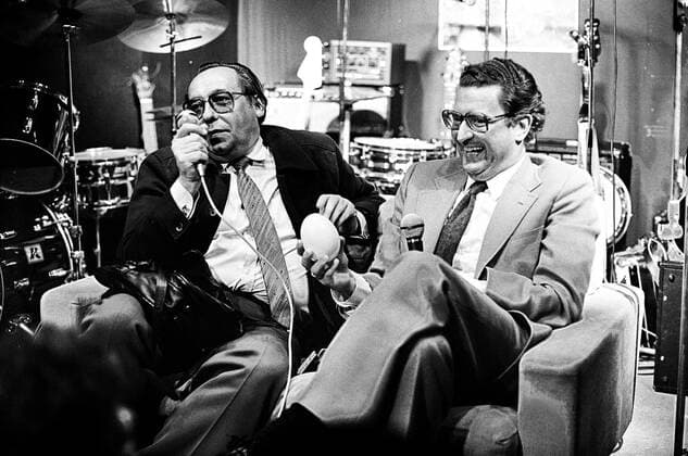 Kölner Event - 80er Jahre - Der deutsche Politiker und Rechtsanwalt Gerhart Rudolf Baum (rechts) Kölner Event Senftöpfchen Theater Köln 80er Jahre, Köln Nordrhein-Westfalen Deutschland *** Cologne Event 80s The German politician and lawyer Gerhart Rudolf Baum right Cologne Event Mustard Potty Theater Cologne 80s, Cologne North Rhine-Westphalia Germany Copyright: ZIKxImages UnitedArchives00009499 EDITORIAL USE ONLY