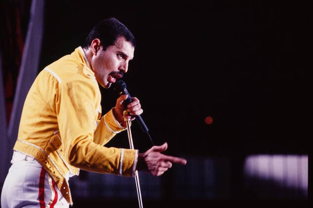 Freddie Mercury - Queen-Konzert - 19.07.1986 - Freddie Mercury am 19. Juli 1986 beim legendären Queen-Konzert anlässlich der Magic Tour auf der Bühne im Müngersdorfer Stadion. Es war das letzte Konzert von Queen in Deutschland.Freddie Mercury am 19. Juli 1986 beim legendären Queen-Konzert anlässlich der Magic Tour auf der Bühne im Müngersdorfer Stadion. Es war das letzte Konzert von Queen in Deutschland., Köln Nordrhein-Westfalen Deutschland *** Freddie Mercury Queen concert 19 07 1986 Freddie Mercury on July 19, 1986 at the legendary Queen concert on the occasion of the Magic Tour on stage in the Müngersdorfer Stadium It was the last concert of Queen in Germany Freddie Mercury on July 19, 1986 at the legendary Queen concert o Copyright: ZIKxImages UnitedArchives00010775 EDITORIAL USE ONLY