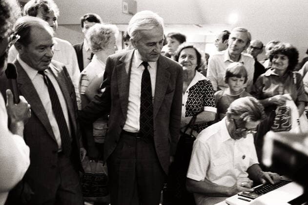 Funkausstellung Eröffnung - 02.09.1983 - Der Politiker Richard von Weizsäcker (Mitte) bei der Eröffnung der Funkausstellung am 02.09.1983., Köln Nordrhein-Westfalen Deutschland *** Funkausstellung opening 02 09 1983 The politician Richard von Weizsäcker Mitte at the opening of the Funkausstellung on 02 09 1983, Cologne North Rhine-Westphalia Germany Copyright: ZIKxImages UnitedArchives00012019 EDITORIAL USE ONLY