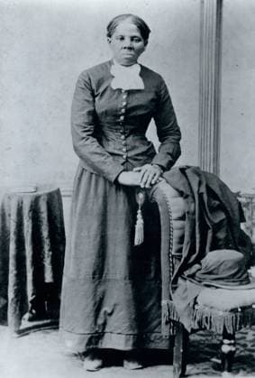 Archivbilder der Woche KW27 1871-1876 - Auburn, New York, USA - HARRIET TUBMAN poses for a portrait looking directly into the camera with arms resting on a chair. Born into slavery in Maryland around 1820, Tubman, escaped and then returned to guide hundreds of other slaves North to freedom as a conductor on the underground railroad. Tubman also served the Union in the Civil War as a nurse, spy and scout. Exact date unknown. Aurburn USA - ZUMAk09_ 18700101_jes_k09_707 Copyright: xKEYSTONExPicturesx