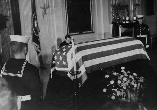 IMAGO History, Ermordung von US-Präsident John F. Kennedy in Dallas, 1963 Nov. 25, 1963 - Washington D.C., U.S. - The coffin of President Kennedy is covered by the American flag and guarded by four American armed servicemen in the East room of the White House preceding his funeral. Washington D.C. U.S. - ZUMAk09_ 19631125_jes_k09_790 Copyright: xKEYSTONExPicturesx