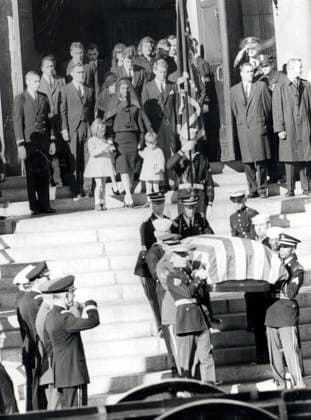 IMAGO History, Ermordung von US-Präsident John F. Kennedy in Dallas, 1963 Nov. 25, 1963 - Washington DC, U.S. - Former first Lady JACQUELINE KENNEDY led the nation in mourning as the President lay in repose at the White House and then lay in state in the Capitol. The funeral service was held for the President at St. Matthew s Cathedral after which he was buried at Arlington National Cemetery. JACQUELINE KENNEDY, center rear in black veil, leads her kids CAROLINE, left, and JOHN, right and other members of the Kennedy family including ROBERT KENNEDY, just to the left of the flag, and TED KENNEDY, between Jacque and Robert, following the casket of JFK. Washington U.S. - ZUMAk09_ 19631125_jes_k09_791 Copyright: xKEYSTONExPicturesx