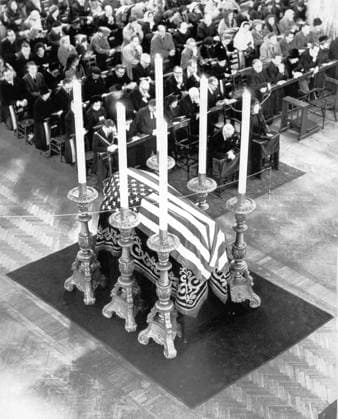 IMAGO History, Ermordung von US-Präsident John F. Kennedy in Dallas, 1963 Nov. 26, 1963 - London, England, United Kingdom - A solemn mass for President J.F. Kennedy was held in Westminster Cathedral, and was attended by over 2,000 people. London United Kingdom - ZUMAk09_ 19631126_jes_k09_792 Copyright: xKEYSTONExPicturesx