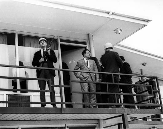 IMAGO History, U.S. Bürgerrechtsbewegung: 1954-1968 April 4, 1968 - Memphis, Tennessee, U.S. - Armed guards and pedestrians stand on the balcony outside of room 306 at the Lorraine Motel where Rev. MLK Jr. was shot dead. Memphis U.S. - ZUMAk09_ 19680404_jes_k09_812 Copyright: xKEYSTONExPicturesx