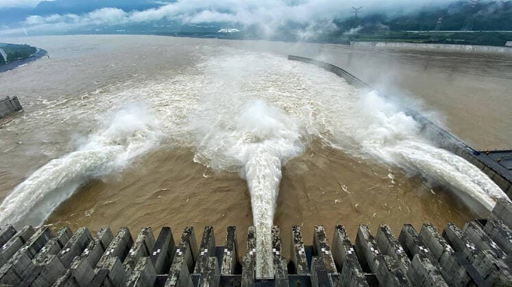 IMAGO Nature: Unsere Erde, Klimawandel, Überschwemmungen July 2, 2020, Yuncheng, Shanxi, China: The Yellow River Sanmenxia Reservoir opens for flood discharge and sediment ejection in Yuncheng,Shanxi,China on 02th July, 2020. Yuncheng China - ZUMAt151 20200702_zia_t151_008 Copyright: xTpgx