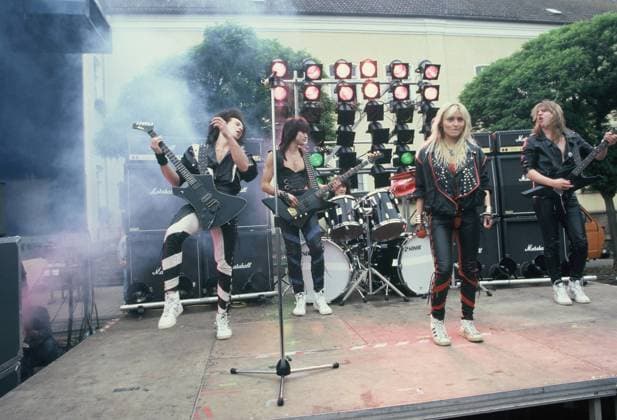 Die deutsche Heavy-Metal-Band Warlock mit Sängerin Doro Pesch auf der Bühne am 25.06.1985 *** The German Heavy Metal band Warlock with singer Doro Pesch on stage on 25 06 1985