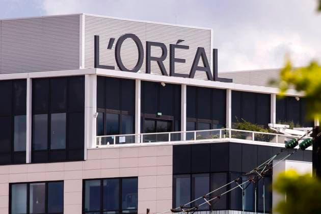 Levallois Perret, France June 18, 2020 - The logo of leading world cosmetics group L Oreal hangs on an office building front L OREAL, LOGO, ILLUSTRATION, INDUSTRIE COSMETIQUES, CAC40, CAC 40, MULTINATIONALE FRANCAISE, ECONOMIE, BUSINESS, BUREAUX, LOREAL, ENTREPRISE, BETTENCOURT, PRODUITS DE BEAUTE, HAUTS DE SEINE, IMMOBILIER, LUXE, SOIN CORPOREL, SOINS DU CORPS  Copyright: xVincentxIsorex