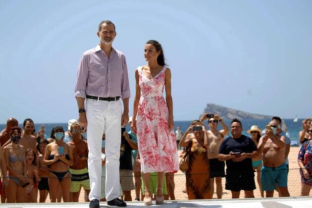 Bilder des Jahres 2020, Entertainment 07 Juli Entertainment Themen der Woche KW27 Entertainment Bilder des Tages King Felipe VI (L) and Queen Letizia (R) of Spain walk along the promenade in Benidorm, Alicante, Spain, during their visit, 03 July 2020. The Royal couple are visiting cities around the country to see the different social and economic situations after the coronavirus lockdown. Spanish Royal couple visit Benidorm !ACHTUNG: NUR REDAKTIONELLE NUTZUNG!  Copyright: xBallesterosx GRAF1674 20200703-637293792881663242