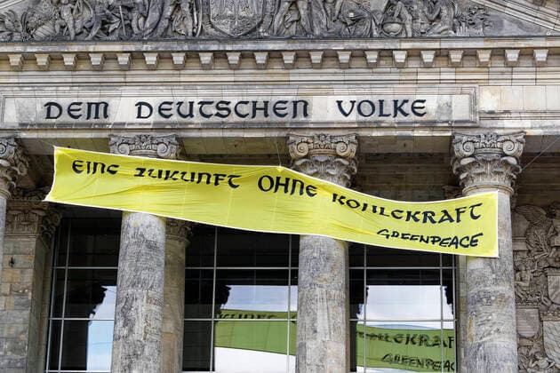News Themen der Woche KW27 News Bilder des Tages Greenpeace-Kletterer fordern Ende der Kohleverstromung 2020-07-03, Berlin, Deutschland - Greenpeace-Aktivisten enthüllen in einer Kletteraktion anlässlich der heutigen Abstimmung über das Kohlausstiegsgesetz am Reichstagsportal ein Transparent mit der Forderung nach einem sofortigen Ende der Kohlverstromung. *** Greenpeace climbers call for an end to coal-fired power generation 2020 07 03, Berlin, Germany Greenpeace activists unveil a banner at the Reichstag portal in a climbing action on the occasion of todays vote on the coal phase-out law demanding an immediate end to coal-fired power generation
