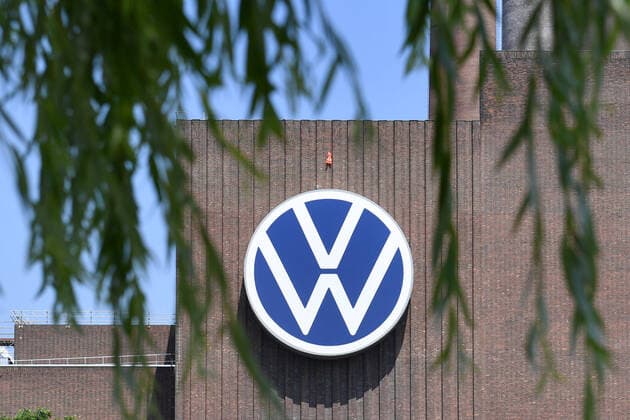 Blick auf das Kraftwerk des Volkswagen Konzerns mit dem Markenemblem von VW,Logo,Autostadt. *** View of the power plant of the Volkswagen Group with the brand emblem of VW,Logo,Autostadt