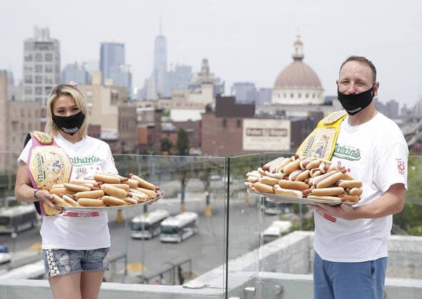 Bilder des Jahres 2020, News 07 Juli News Themen der Woche KW27 News Bilder des Tages World-champion Joey Chestnut, the 1-ranked eater in the world, and Women s Champion Miki Sudo wear protective face masks when they stand on a rooftop with a view of One World Trade Center after being officially weighed in and certified for the 104th Nathan s Famous Fourth of July International Hot Dog Eating Contest on July 3, 2020 in New York City. The Nathan s Famous Fourth of July International Hot Dog Eating Contest has occurred each July 4th in Coney Island since 1916.  NYP20200703102 JOHNxANGELILLO