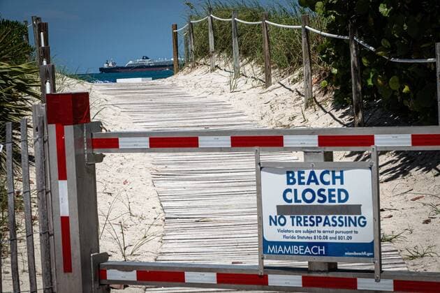 View of a sign indicating that the beach is closed, in Miami, Florida, US, 03 July 2020. Due to daily new COVID-19 cases, Miami Dade County Mayor Carlos Gimenez has closed the beaches over the long weekend of July 4, US Independence Day. and shortened hours or temporarily closed amusement places to avoid crowds without keeping the recommended physical distance measurements. EPA Giorgio Viera Florida adds another 9,488 cases of COVID-19 and in one month almost 120,000 !ACHTUNG: NUR REDAKTIONELLE NUTZUNG!  Copyright: xGiorgioxVierax USA2656 20200704-637294184867843065