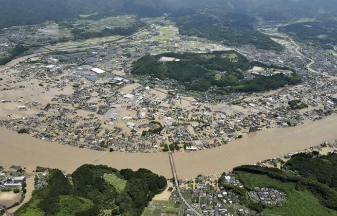 Bilder des Jahres 2020, News 07 Juli News Themen der Woche KW27 News Bilder des Tages Japan, Überschwemmungen in Provinzen Kumamoto und Kagoshima Torrential rain triggers massive flooding in southwestern Japan Photo taken from a Kyodo News helicopter on July 4, 2020, shows inundated houses in Hitoyoshi in Kumamoto Prefecture, southwestern Japan, after the Kuma River overflowed following torrential rain. 