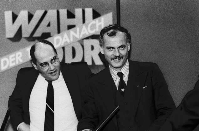 Deutschland, Ost-Berlin , 18.03.1990 Archiv-Nr.: 14-59 Am 18.Maerz fanden nach 45 Jahren in der DDR erstmals freie Wahlen statt Foto: Ibrahim Boehme, SPD-Vorsitzender und Gregor Gysi (li), PDS-Vorsitzender, am Wahlabend Wahlen in der DDR *** Germany, East Berlin , 18 03 1990 Archive No 14 59 On 18 March, free elections took place for the first time after 45 years in the GDR Photo Ibrahim Boehme, SPD Chairman and Gregor Gysi li, PDS Chairman, on election evening Elections in the GDR