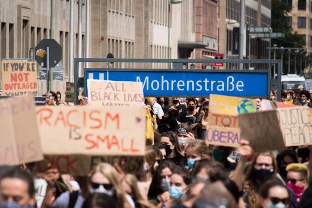 Bilder des Jahres 2020, News 07 Juli News Themen der Woche KW27 Berlin, Nein zu Rassismus -Demonstration Deutschland, Berlin - 04.07.2020: Im Bild ist die Nein zu Rassismus -Demonstration mit ihren Teilnehmer*innen am U-Bahnhof Mohrenstraße zu sehen. Berlin Berlin Deutschland *** Berlin, No to Racism Demonstration Germany, Berlin 04 07 2020 The picture shows the No to Racism Demonstration with its participants at the underground station Mohrenstraße Berlin Berlin Germany