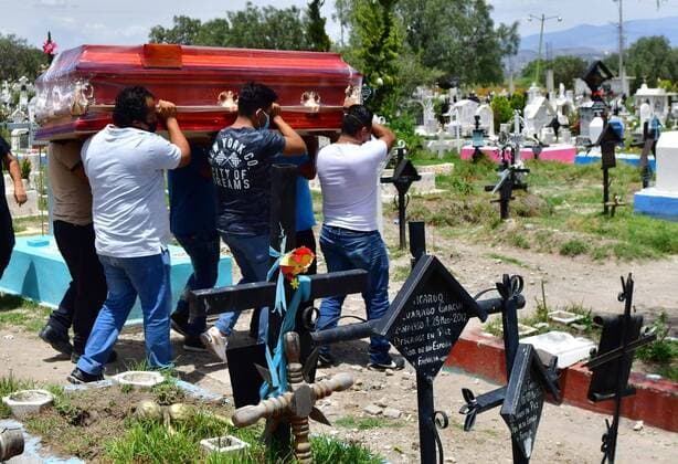 Photograph dated July 2, 2020 showing people as they lead a disinfected coffin to a grave in the pantheon of San Isidro, in the municipality of Ecatepec, Mexico 4 July 2020. The coronavirus pandemic has strongly impacted the populous cities of the State of Mexico, a region that borders the Mexican capital, where many citizens do not believe that the disease exists despite the fact that the deaths of COVID-19 doubled during the second middle of june. Pandemic, poverty and disinformation hit the outskirts of Mexico City !ACHTUNG: NUR REDAKTIONELLE NUTZUNG!  Copyright: xJorgexNúnezx AME793 20200704-637294996932868485