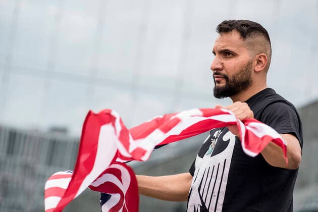 Bilder des Jahres 2020, News 07 Juli News Themen der Woche KW27 News Bilder des Tages Attila Hildmann Europa, Deutschland, Berlin, 04.07.2020: Abschlusskundgebung vor dem Berliner Hauptbahnhof. Der Vegan-Koch Attila Hildmann viel zuletzt mit antisemitischen und verschwörungsideologischen Aussagen auf. Er dankte dem amerikanischen Präsidenten Donald Trump weil dieser sich über die Berichterstattung der Medien beschwert. *** Attila Hildmann Europe, Germany, Berlin, 04 07 2020 Final rally in front of Berlin Central Station The vegan chef Attila Hildmann recently made anti-Semitic and conspiracy ideological statements He thanked the American President Donald Trump for complaining about the media coverage