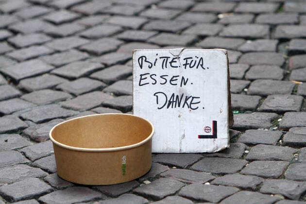 subjektiv empfunden nimmt dias Betteln auf öffentlichen Straßen und Plätzen in den letzten Jahren deutlich zu: Spendenbüchse liegt mit einem kleinen Aufsteller mit Aufschrift bitte für Essen Danke auf dem Straßenpflaster in der Innenstadt von Frankfurt, Hessen, Deutschland *** subjectively perceived, begging in public streets and squares has increased significantly in recent years Donation box with a small display with the words please for food Thank you on the pavement in downtown Frankfurt, Hesse, Germany