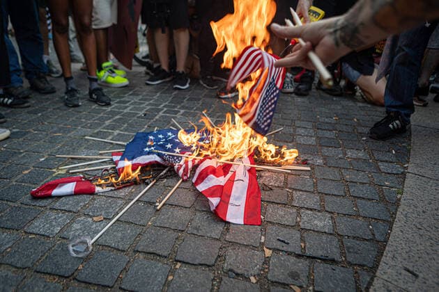 Bilder des Jahres 2020, News 07 Juli News Themen der Woche KW27 News Bilder des Tages Flags burn in NYC on Independence day On July 4, 2020, activists burn dozens of American flags on Independence Day. New York NY United States Copyright: MIchaelxNigro