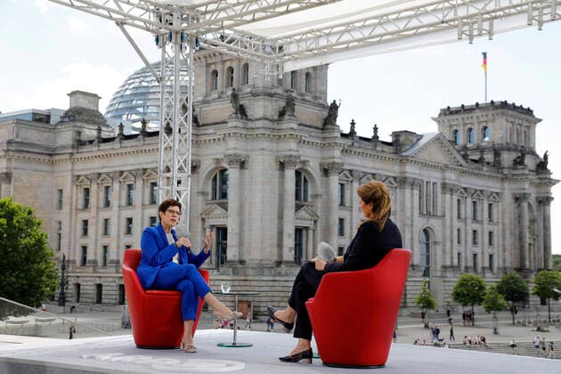 Bilder des Jahres 2020, News 07 Juli News Themen der Woche KW27 News Bilder des Tages Annegret Kramp-Karrenbauer, Bundesministerin der Verteidigung, Tina Hassel, Studioleiterin und Chefredakteurin Fernsehen im ARD- Hauptstadtstudio, Deutschland, Berlin, ARD-Sommerinterview mit Annegret Kramp-Karrenbauer im Bericht aus Berlin *** Annegret Kramp Karrenbauer, Federal Minister of Defence, Tina Hassel, Studio Manager and Chief Editor Television at the ARD Capital Studio, Germany, Berlin, ARD summer interview with Annegret Kramp Karrenbauer in the report from Berlin